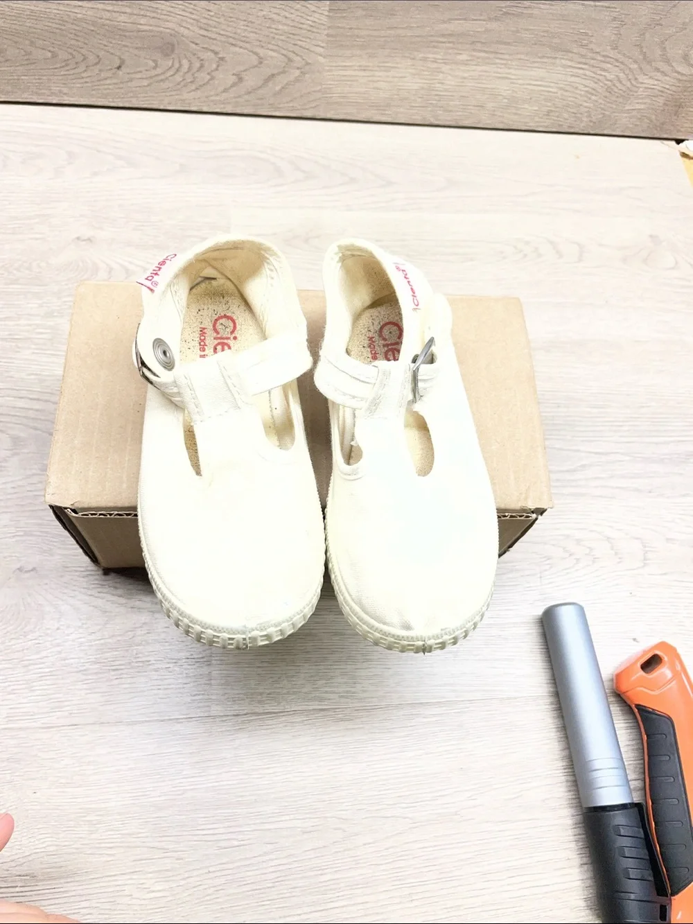 Cienta Cream Canvas T-Strap Sandals for Kids #656